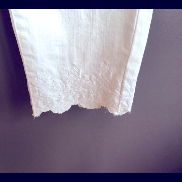 Pappagallo white ankle jeans w/scallops/embroidery at leg bottom.Sz 8. Exc.cond. - Picture 3 of 12